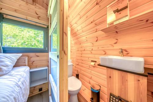 Un baño pequeño con lavabo e inodoro. en Otonneauxstress - Vigneron, en Saint-Vivien-de-Médoc