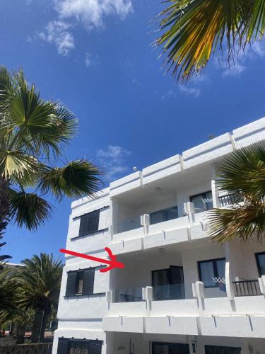 a red arrow on the side of a building at Strandapartment Costa Luz-Ozean View in Tías