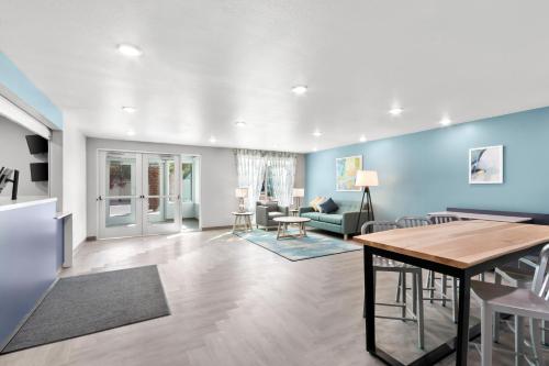 a living room with blue walls and a table and chairs at WoodSpring Suites Chandler Phoenix Medical Center in Chandler