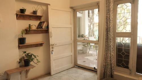 una puerta abierta en una habitación con ventana en Ostara BnB, en Dharamsala