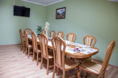ein Esszimmer mit einem Holztisch und Stühlen in der Unterkunft Lions Heart Hostel in Lwiw