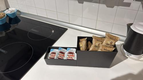 een doos met boeken op een aanrecht naast een toilet bij LaFilo Apartment 2 in Milaan