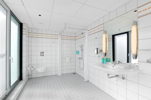 Bilik mandi di Novotel Berlin Mitte