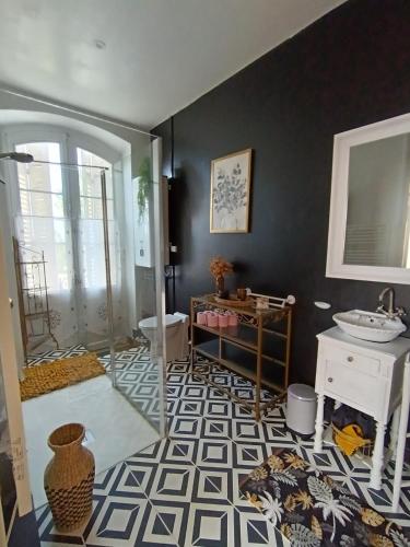 une salle de bain avec un lavabo et un miroir dans l'établissement Gîte La Burthe, à Monprimblanc