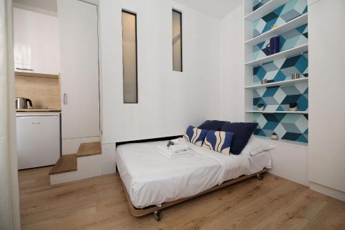 une petite chambre avec un lit dans une pièce dans l'établissement Studio original et reposant - Paris 10 - 2P, à Paris