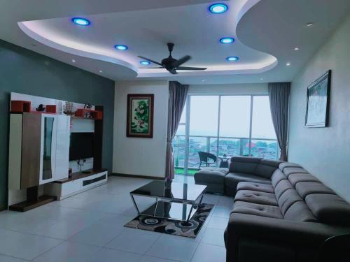 a living room with a couch and a ceiling fan at Sekinchan HighLevel SeaView Homestay 高楼 看海 阳台民宿 in Sekincan