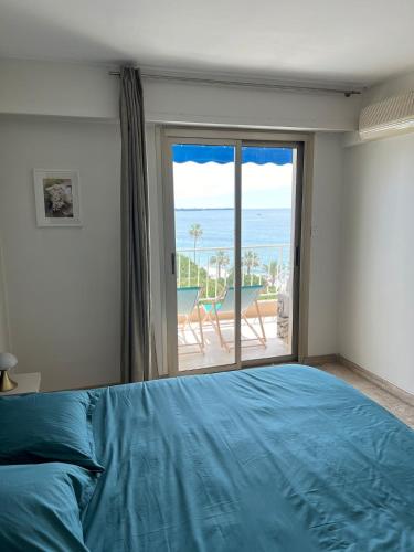 une chambre avec un lit et une vue sur l'océan dans l'établissement Charming seaside apartment, à Cannes
