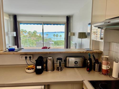 - une cuisine avec un comptoir offrant une vue sur l'océan dans l'établissement Charming seaside apartment, à Cannes
