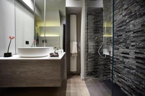 Ένα μπάνιο στο Luxury Design Apartment Downtown - FREE PARKING