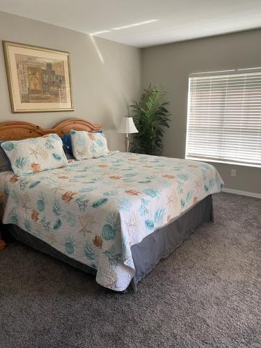 a bedroom with a large bed in a room at Greenlinks Naples Florida Condo in Naples