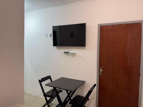 Μια τηλεόραση ή/και κέντρο ψυχαγωγίας στο Suite 5, Casa Amarela, Primeiro Andar