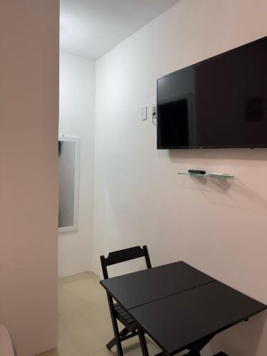 Μια τηλεόραση ή/και κέντρο ψυχαγωγίας στο Suite 5, Casa Amarela, Primeiro Andar