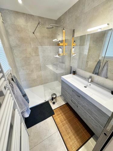 une salle de bain avec une baignoire, un lavabo et une douche dans l'établissement Villa à Porto-Vecchio - Résidence privé, à Porto-Vecchio