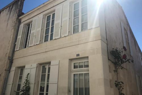 Un bâtiment où le soleil brille dans l'établissement Family home Saint Martin de Ré intra-muros, à Saint-Martin-de-Ré