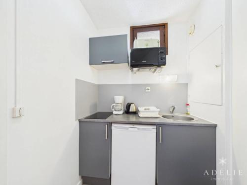 a small kitchen with a sink and a microwave at Studio confortable au centre, proche remontées mécaniques - FR-1-398-573 in Montvalezan