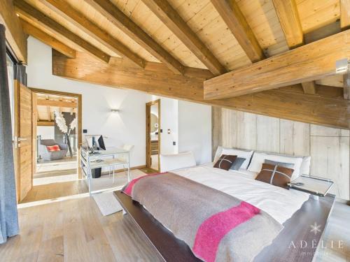 Postel nebo postele na pokoji v ubytování Luxueux chalet avec piscine, sauna et parking à La Rosière pour 10 personnes - FR-1-398-633