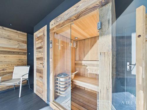 Koupelna v ubytování Luxueux chalet avec piscine, sauna et parking à La Rosière pour 10 personnes - FR-1-398-633