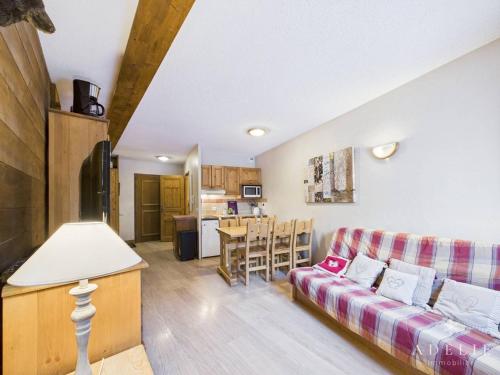 un salon avec un canapé et une cuisine dans l'établissement Appartement 2 pièces cabine - Centre station, Wifi gratuit, proche remontées mécaniques et garderie - FR-1-398-507, à La Rosière