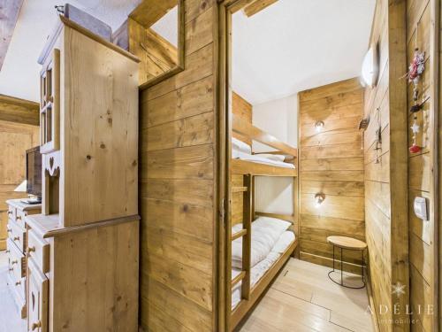 a room with wooden walls and a bunk bed at Appartement 2 pièces cabine - Centre station, Wifi gratuit, proche remontées mécaniques et garderie - FR-1-398-507 in La Rosière