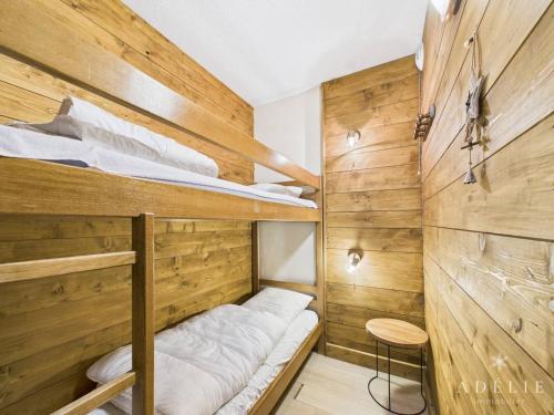a room with two bunk beds and a stool at Appartement 2 pièces cabine - Centre station, Wifi gratuit, proche remontées mécaniques et garderie - FR-1-398-507 in La Rosière