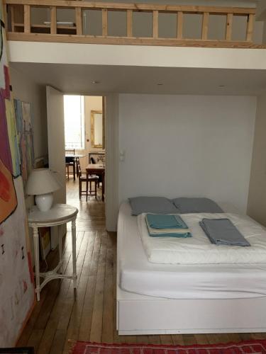 une chambre avec un lit et une table dans une pièce dans l'établissement Eiffel Tower - Quiet, charming apartment - 2 prs, à Paris