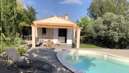une cour arrière avec une piscine et un gazebo dans l'établissement Villa de Charme magnifique vue Panoramique et Piscine, à Lorgues