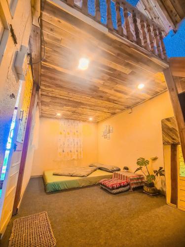 Ένα ή περισσότερα κρεβάτια σε δωμάτιο στο Homestay Nhà Của Lei - Đà Lạt