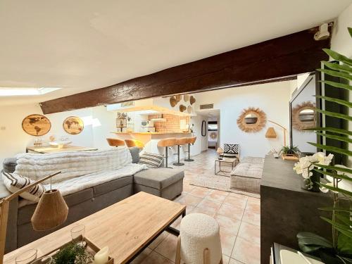 un salon avec un canapé et une table dans l'établissement Charmant Appartement à 50m du Palais des Festivals et de la Croisette, à Cannes