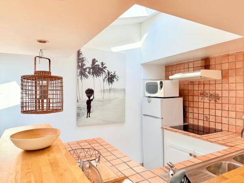 - une cuisine avec une table en bois et un évier dans l'établissement Charmant Appartement à 50m du Palais des Festivals et de la Croisette, à Cannes