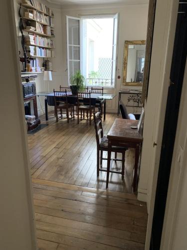une pièce avec une table et des chaises et une salle à manger dans l'établissement Eiffel Tower - Quiet, charming apartment - 2 prs, à Paris