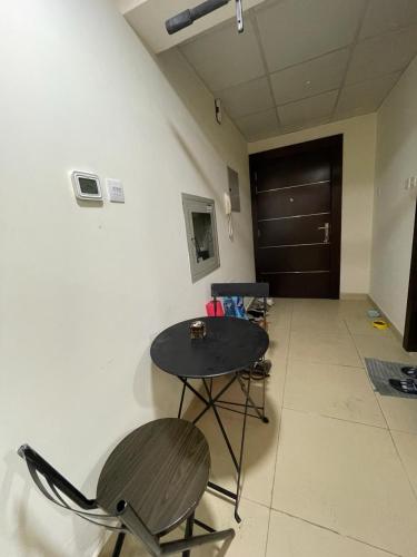 una stanza con sedie, un tavolo e una porta di Private Condo ad Ajman