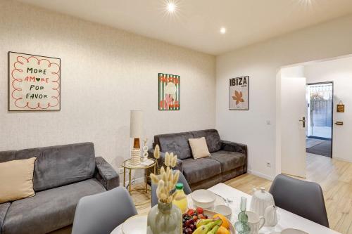 un salon avec un canapé et une table dans l'établissement Confort et calme pour 6 pers a Levallois-Perret, à Levallois-Perret