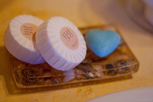 a plastic container with paper hats on top of food at Dar tal-Kaptan Boutique Maison in Għasri