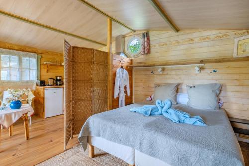 une chambre avec un lit dans une pièce en bois dans l'établissement Les Iris le Lac de la Vallée, à La Roquette-sur-Siagne