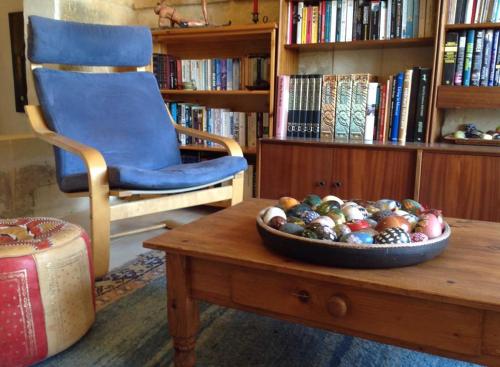 a room with a chair and a bowl of eggs on a table at Dar tal-Kaptan Boutique Maison in Għasri