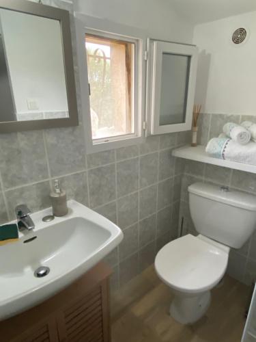 une salle de bain avec des toilettes blanches et un lavabo dans l'établissement Rez de villa pour 2 personnes près de Santa Giulia, à Sotta