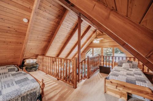 Ένα ή περισσότερα κρεβάτια σε δωμάτιο στο Mt Baker Rim Cabin 53 - A cozy cabin with a open fire place and outdoor hot tub