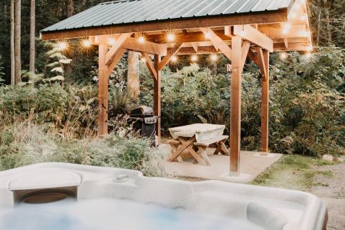 Zahrada ubytování Mt Baker Lodging - Cabin 67 - Private 2-story cabin with a private hot tub