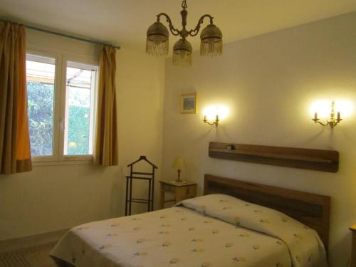 une chambre avec un lit et une fenêtre dans l'établissement Maison en PROVENCE, à Robion
