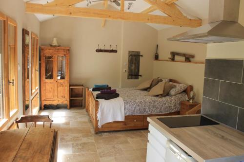 - une chambre avec un lit dans une pièce avec une cuisine dans l'établissement Les Terrasses, à Saint-Antonin