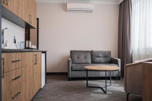 Uma área de estar em HOME PLUS Hotel