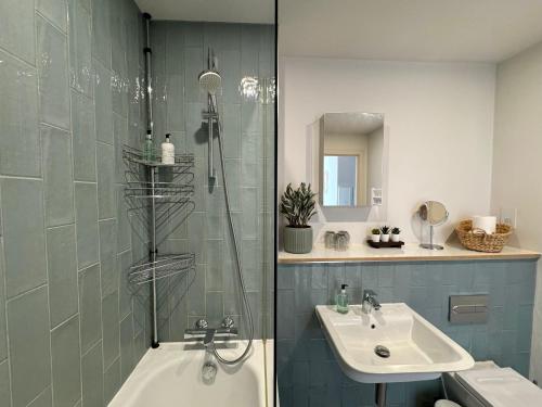 Un baño con ducha, lavabo y bañera. en Homi Host- JQ inn, en Birmingham
