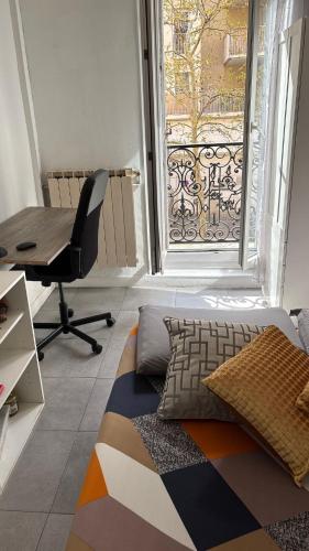 une chambre avec un lit, un bureau et une fenêtre dans l'établissement jolie appartement à la joliette, à Marseille