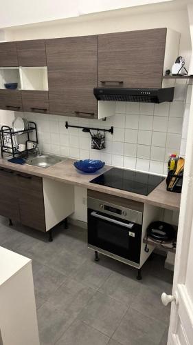 une cuisine avec un évier et un plan de travail dans l'établissement jolie appartement à la joliette, à Marseille
