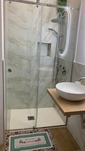 ein Badezimmer mit Dusche und Waschbecken in der Unterkunft Barù home in centro in Palermo