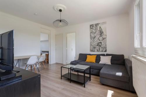 Bright apartment - South Lyon close to all amenities