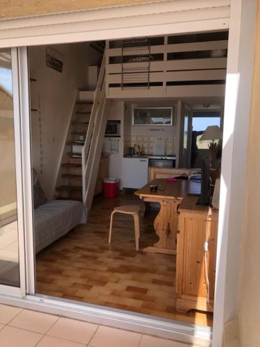 - un salon avec un escalier dans une petite maison dans l'établissement Charmant studio avec vue sur la mer, à Agde