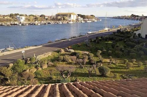une vue sur un pont sur une rivière et une route dans l'établissement Charmant studio avec vue sur la mer, à Agde