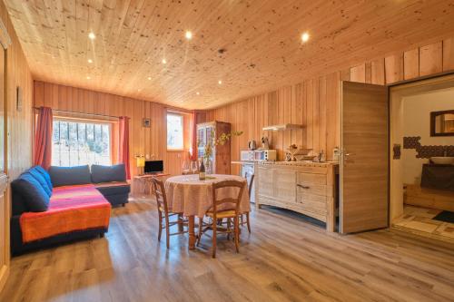 un salon avec une table et un canapé dans l'établissement Gite de la Maroquinerie, à Saint-Antoine