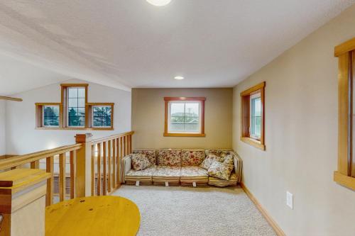 Ruang duduk di Cape Kiwanda Hideaway